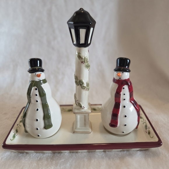 Grasslands Road MERRY - SNOWMAN 6.75" Salt & Pepper w/ Tray 3Pc Set Lamppost - Picture 1 of 12